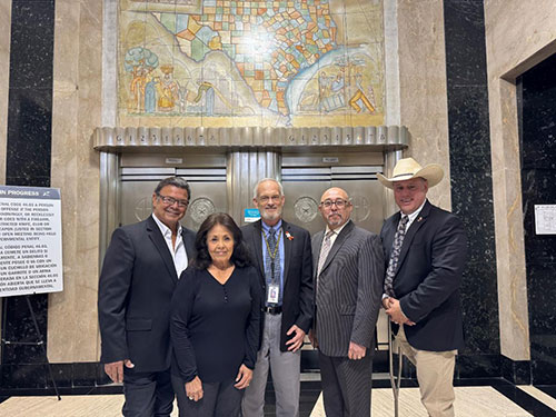 De izquierda a derecha: el presidente de R.E.A.L. y secretario del condado de Jim Wells, J.C. Pérez III; la directora ejecutiva de R.E.A.L., Gloria Ramos; el director de la División de Transporte Público de TxDOT, Eric Gleason; el director de Gestión del Transporte de R.E.A.L., Martin Ornelas-Mata; y el juez del condado de Jim Wells, Pete Treviño.