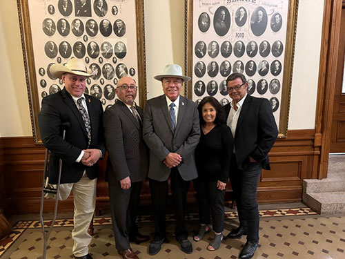 De izquierda a derecha: el juez del condado de Jim Wells, Pete Treviño; el director de Gestión del Transporte de R.E.A.L., Martin Ornelas-Mata; el senador Juan “Chuy” Hinojosa; la directora ejecutiva de R.E.A.L., Gloria Ramos; y el presidente de R.E.A.L. y secretario del condado de Jim Wells, J.C. Pérez III.
