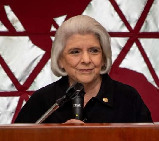 La senadora Judith Zaffirini, la primera senadora mexicoestadounidense en Texas, es la primera mujer en ocupar el puesto de decana del senado en la historia del estado. En 1987 era la trigésima senadora con mayor antigüedad, de un total de 31 senadores, y ahora ocupa el primer puesto.